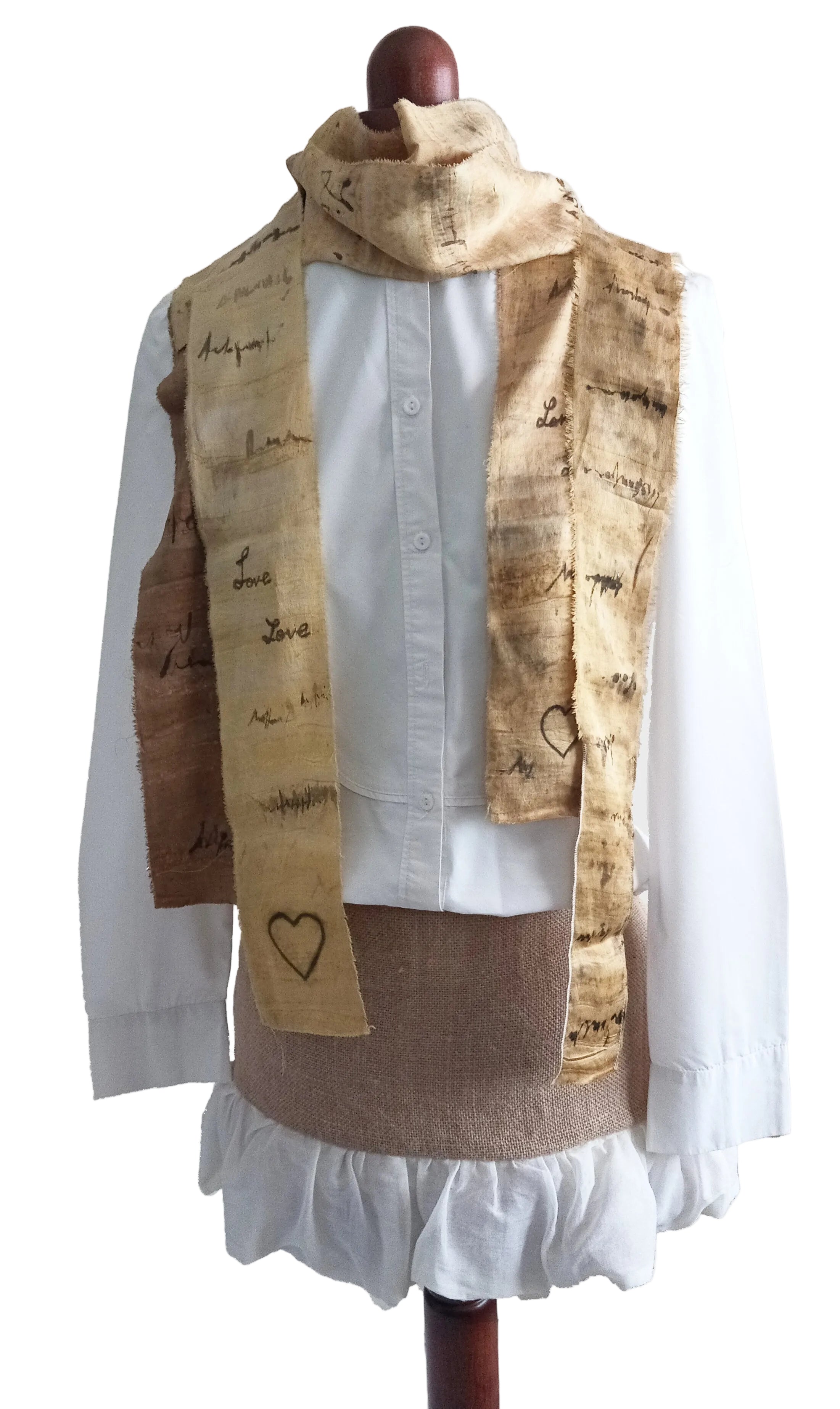 KaliZ bande Long foulard soie Scripting — Exploration I,  coloris Golden Mango, porté sur mannequin, teinture végétale  à base de mangue - MURIELL Z Guadeloupe 