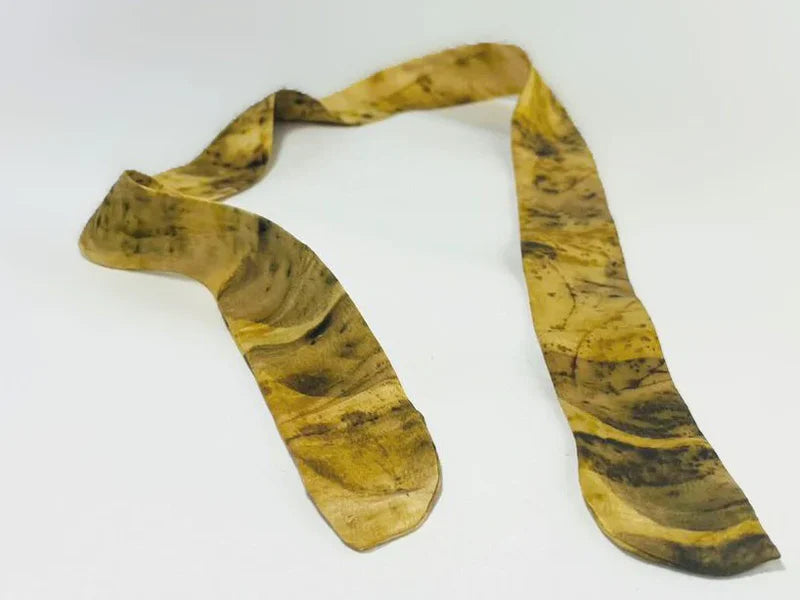 KaliZ Ruban Classique foulard soie Vegetal Skin — Exploration I, Trace IV coloris Golden Mango, posé à plat, teinture végétale  à base de mangue - MURIELL Z Guadeloupe 
