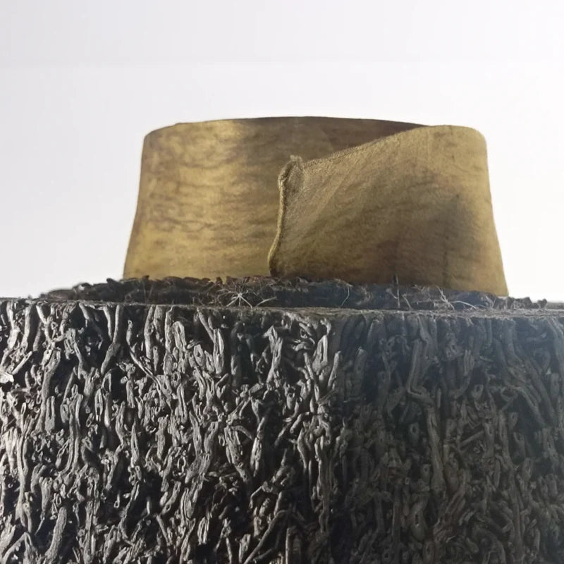 KaliZ Classique Soie Trace I en nœud papillon élégant sur pierre, teinture végétale mangue Muriellz