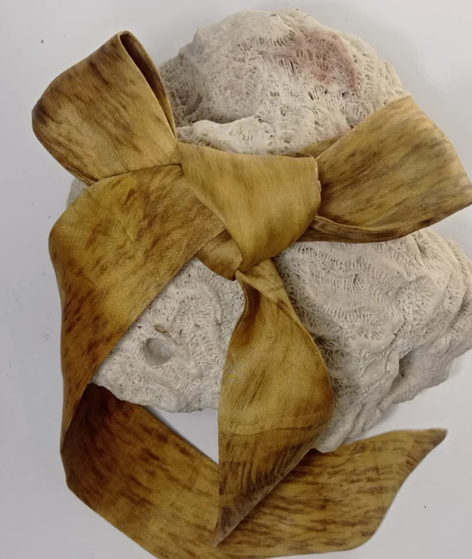 KaliZ Classique Soie Trace I enroulé sur support fibre de coco, nuances dorées teinture végétale mangue Muriellz