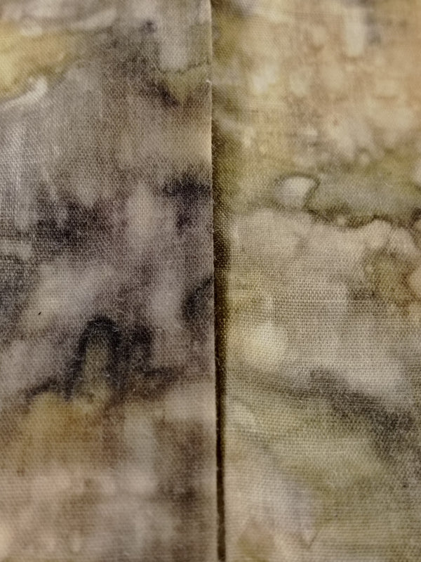 KaliZ Ruban Petit coton Vegetal Skin — Exploration I, Trace XII coloris Golden Mango-noir-vert, détail motif organique, teinture végétale  à base de mangue - MURIELL Z Guadeloupe 