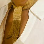 KaliZ Ruban Petit foulard soie Vegetal Skin — Exploration I, Trace I coloris Golden Mango, noué en nœud simple autour du cou, teinture végétale  à base de mangue - MURIELL Z Guadeloupe